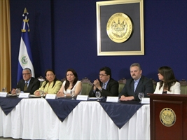 La firma de los contratos con Imcard y Mediafon - Crédito: Presidencia de El Salvador